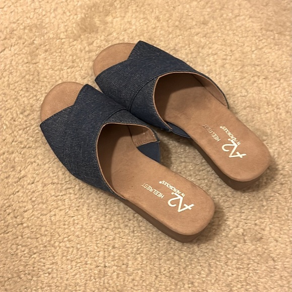 NIB A2 By Aerosoles Women’s Flowerpot Denim Fabric Wedge Sandals Size 6M - Picture 2 of 8